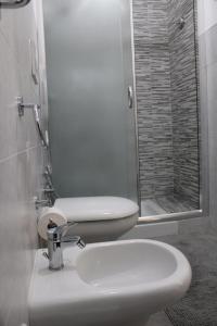 莱切Villino Donna Rita的浴室配有白色水槽和淋浴。