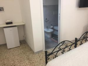 莱切Villino Donna Rita的客房内设有带水槽和卫生间的浴室