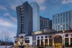 银泉DoubleTree by Hilton Silver Spring Washington DC North的一座高大的建筑,有白色的建筑