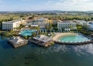 维拉摩拉Domes Lake Algarve, Autograph Collection的水上度假村的空中景观