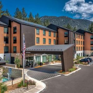 南太浩湖Hampton Inn & Suites South Lake Tahoe的大楼前有停车位的酒店