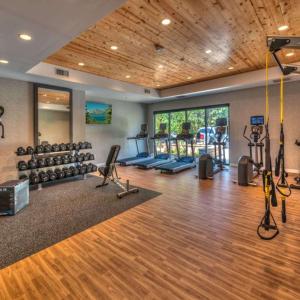 南太浩湖Hampton Inn & Suites South Lake Tahoe的健身房设有配备众多设备的健身房