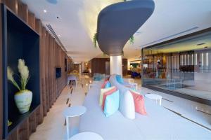 伊斯坦布尔Hampton By Hilton Istanbul Old City的客厅配有带色彩缤纷枕头的沙发