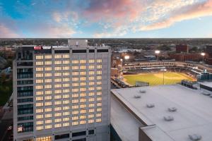 托莱多Homewood Suites By Hilton Toledo Downtown的一座高大的建筑,在城市里设有棒球场