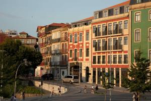 波尔图Se Catedral Hotel Porto, Tapestry Collection By Hilton的一群人走在街道上,有建筑