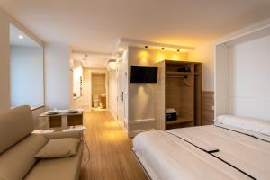 蒙达卡Apartamentos&Spa Mundaka Port的酒店客房,配有床和沙发