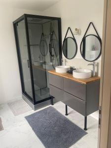 阿姆博斯CASA RAHMA的浴室设有2个水槽和2面镜子