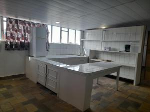 NyabisinduRwanda African Art Museum的厨房配有柜台和冰箱。