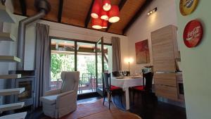 比奥焦Casa Boschetto by Quokka 360 - silent oasis in Bosco Luganese的一间带桌子的客厅和一间餐厅