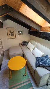 比奥焦Casa Boschetto by Quokka 360 - silent oasis in Bosco Luganese的小房间配有沙发和桌子