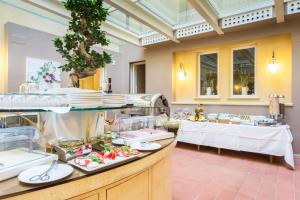 埃尔萨谷口村圣洛伦索公寓式酒店的餐厅的自助餐,展示着食物