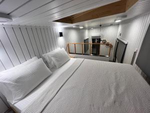 达利安Grenadine Lodge的卧室配有一张白色大床