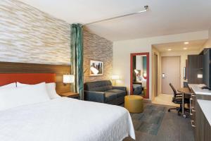 明尼阿波利斯Home2 Suites By Hilton Minneapolis University Area的配有一张床和一张书桌的酒店客房