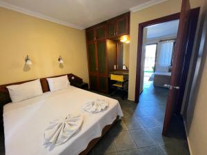 达利安Grenadine Lodge的一间卧室配有一张床,上面有两条毛巾