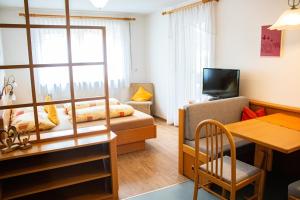 布尔古斯奥Appartement Thanei的一个小客厅,配有一张床和一张桌子