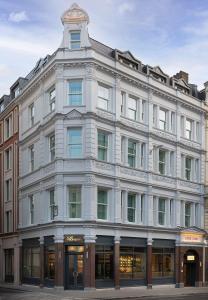 伦敦Lost Property St Pauls London, Curio Collection By Hilton的白色的建筑,上面有钟