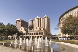 圣何塞Signia by Hilton San Jose的一座高楼前的喷泉