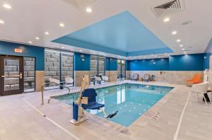 科罗拉多斯普林斯Hampton Inn Colorado Springs Northeast的游泳池,位于酒店带游泳池的房间内