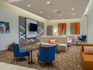杰斐逊维尔Hilton Garden Inn Jeffersonville, In的一间等待室,配有蓝色的椅子和沙发