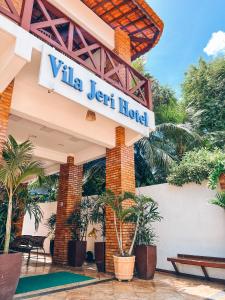 杰里科科拉Vila Jeri Hotel的一家标有读别墅的旅馆离开酒店