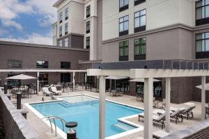 路易斯威尔Homewood Suites By Hilton Louisville Airport的大楼前的游泳池