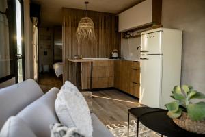 Ma'ale AdumimDawar Sinai Bliss - Luxury Haven的厨房配有白色冰箱和桌子