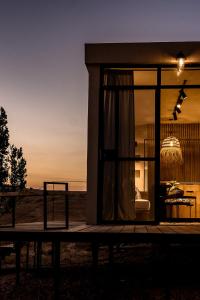 Ma'ale AdumimDawar Sinai Bliss - Luxury Haven的一座带窗户的建筑,里面设有沙发