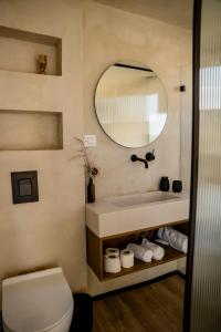 Ma'ale AdumimDawar Sinai Bliss - Luxury Haven的浴室设有白色的卫生间和镜子