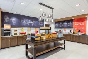 堪萨斯城Hampton Inn Kansas City Southeast, Mo的快餐店,带食品柜台