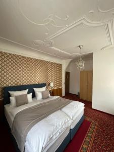 巴特乌拉赫格尼莱斯托博酒店的一间大卧室,内配一张大床