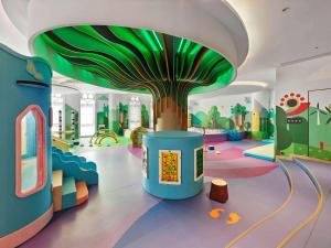 台州台州神仙居希尔顿逸林酒店的天花板上有一棵树的儿童游乐区