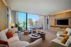 多哈Katara Hills Doha, Lxr Hotels & Resorts的客厅配有白色家具和平面电视