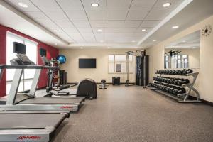 科罗拉多斯普林斯Home2 Suites By Hilton Colorado Springs I-25 Central的一间健身房,里面配有跑步机和机器