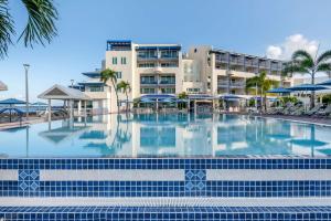 辛普森湾Hilton Vacation Club Flamingo Beach Sint Maarten的酒店前方的大型游泳池
