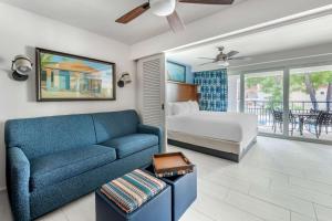 辛普森湾Hilton Vacation Club Flamingo Beach Sint Maarten的客厅配有沙发和1张床
