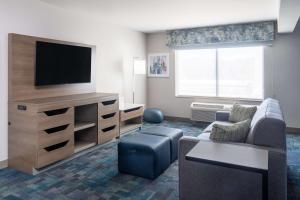 萨利达Hampton Inn & Suites Salida, CO的客厅配有平面电视和沙发。