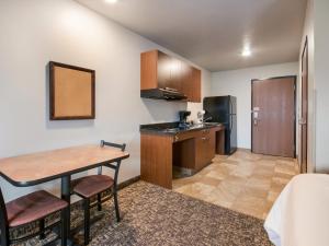 阿马里洛德克萨斯州阿马里洛西/医疗中心吾家酒店的小房间设有桌子和厨房