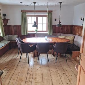 维尔德科格尔山麓布兰贝格帕瑟霍夫旅馆的一间带桌椅和沙发的用餐室