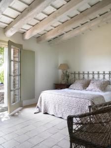 马德雷马尼亚堪巴萨酒店的白色的卧室设有床和窗户