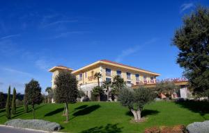多博沃温可酒店的前面有绿色草坪的建筑