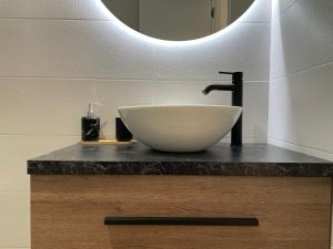阿尔巴塞特Apartamentos TriBeCa Centro I的浴室设有白色的碗水槽和镜子