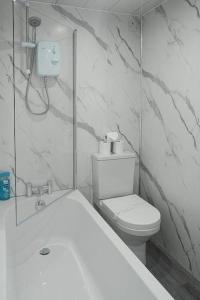 拉纳克Riverview Cottage的白色的浴室设有卫生间和淋浴。