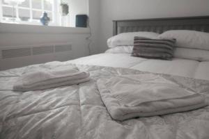 拉纳克Riverview Cottage的床上放着两条毛巾
