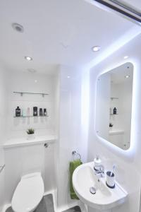 考文垂Modern Ensuites with Shared Kitchen at Trinity View Student Accommodation in Coventry的浴室配有白色卫生间和盥洗盆。