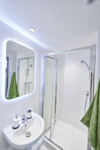 考文垂Modern Ensuites with Shared Kitchen at Trinity View Student Accommodation in Coventry的白色的浴室设有水槽和镜子