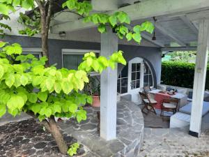托尔明Hiša odprtih vrat的一个带桌椅和树的庭院