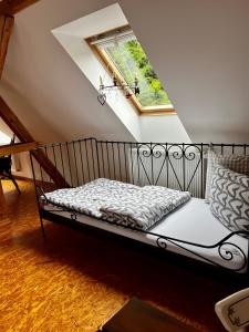 PstružíApartmán na horách, Plešivec的一张位于带窗户的房间的床