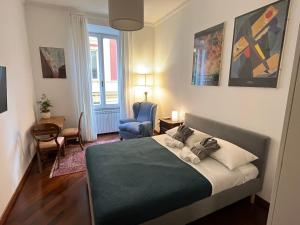 罗马Torlonia Rooms的一间卧室配有一张床和一张蓝色椅子