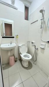 峇六拜Spice Arena Guesthouse的白色的浴室设有卫生间和水槽。