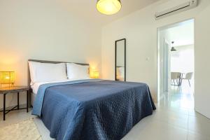 罗维尼Apartments La Scogliera Rovinj的一间卧室配有一张带蓝色毯子的床